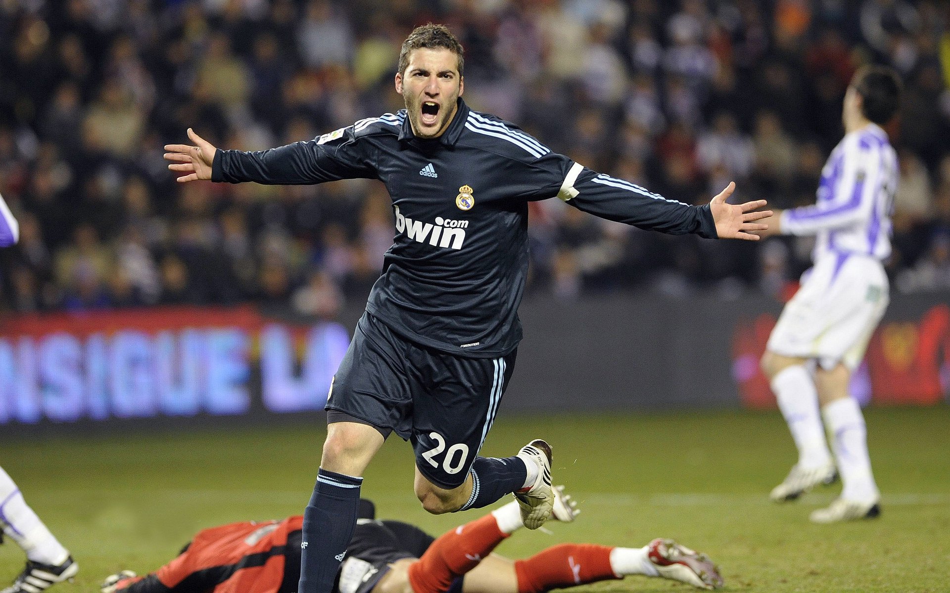 爱游戏娱乐-萨卡一剑封喉破心魔,三狮军团奏凯显峥嵘